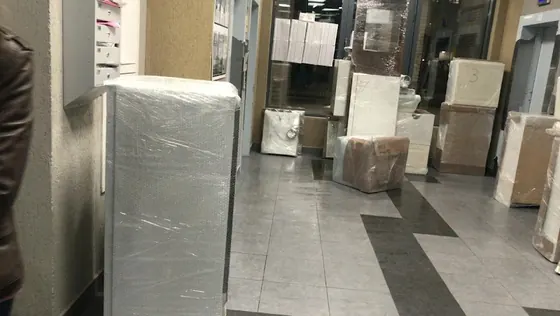 Electrodoméstico protegido para el transporte en el portal de un edificio