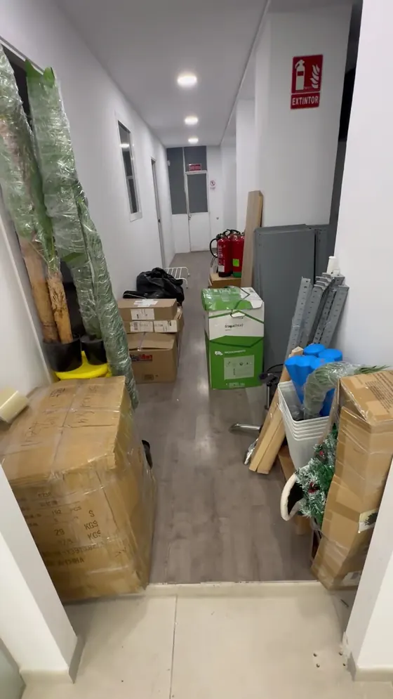 Cajas y material de mudanza preparados en un pasillo